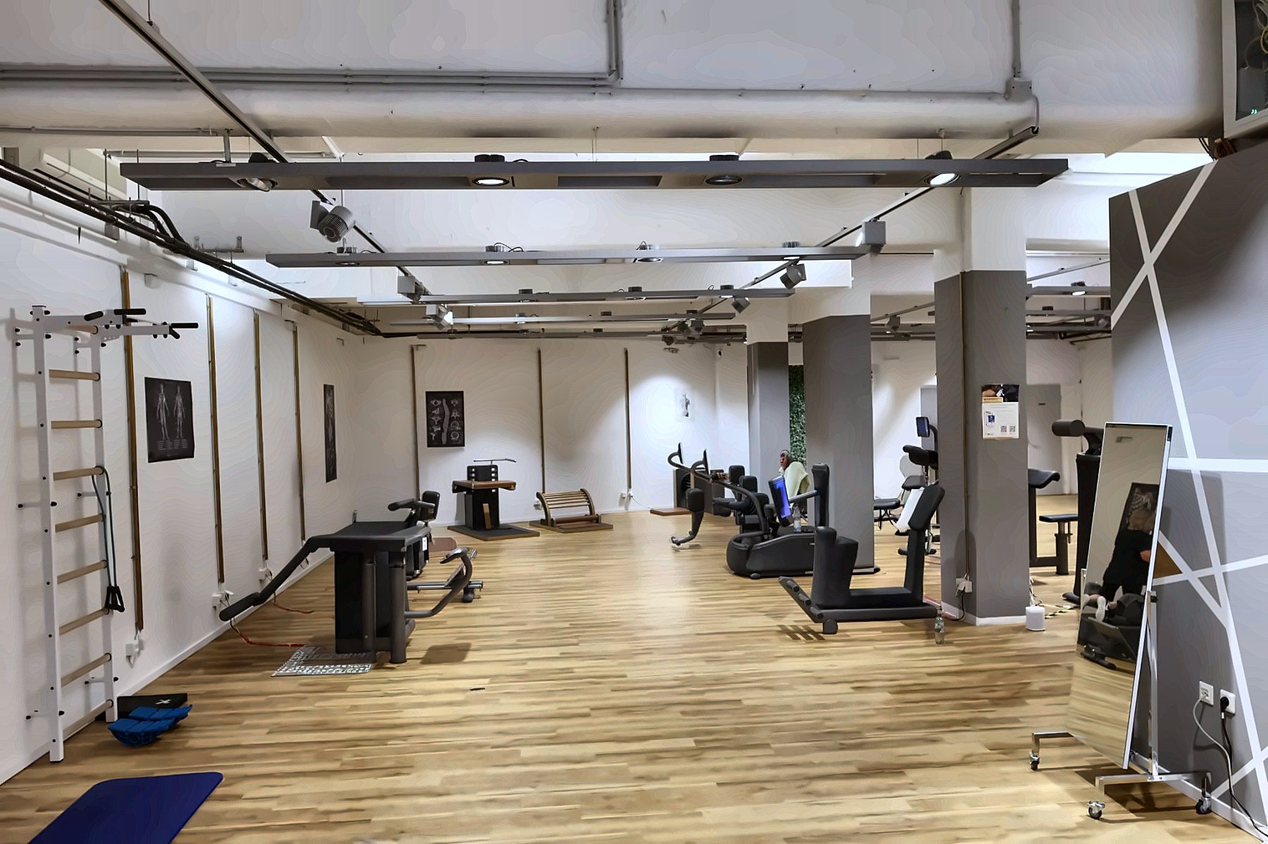 Gesundheitsorientierter Trainingsbereich mit Kraftgeräten im AMILU FITNESS Oberursel
